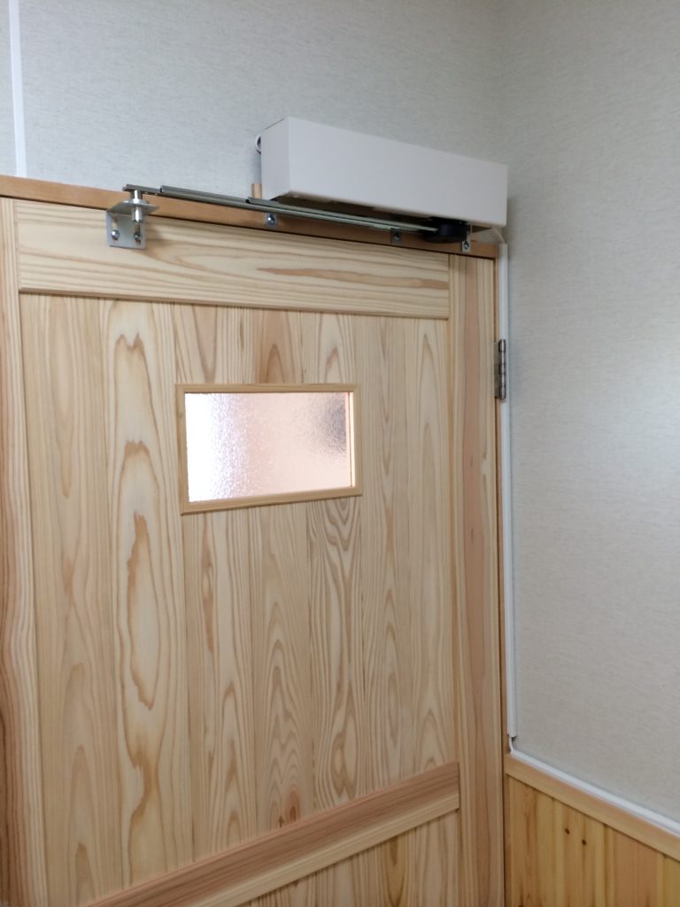高齢者施設トイレの開き戸を自動ドア化