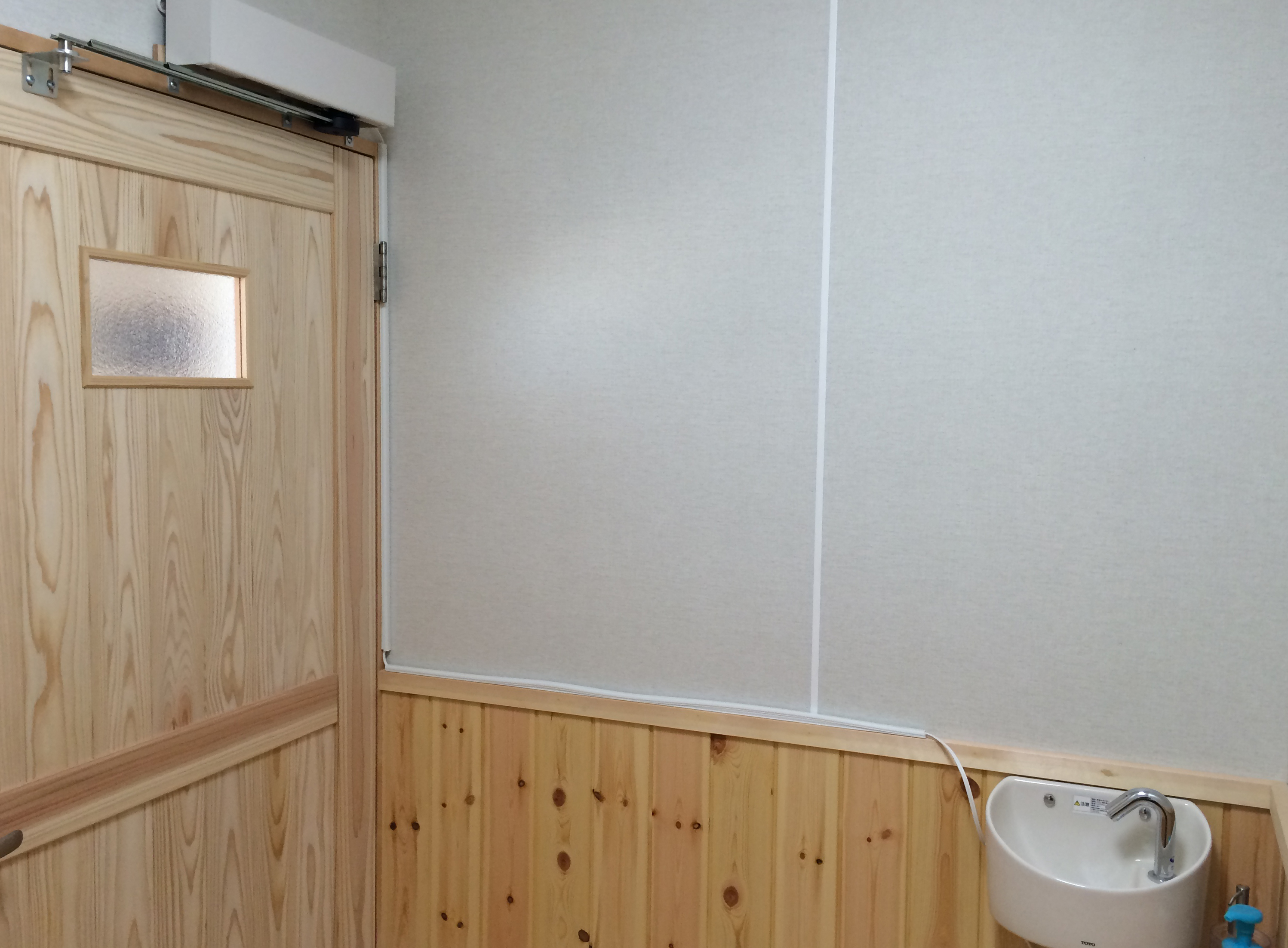 高齢者施設トイレの開き戸。 FA05を取り付けて自動ドアに。