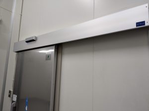 食品加工施設の断熱ドアを自動ドア化
