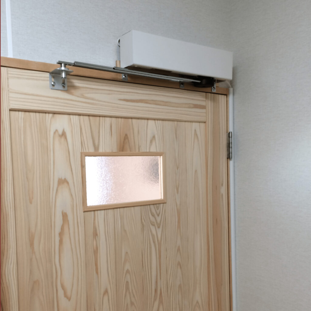 高齢者施設のトイレの開き戸の自動ドア化