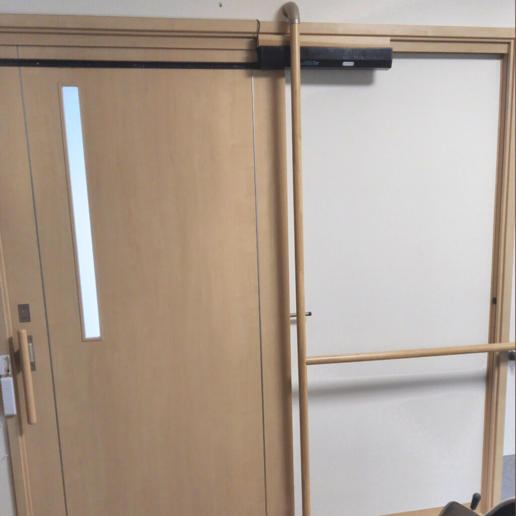 室内の木製ドアの自動ドア化