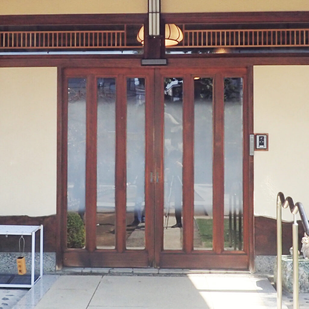 一行院・お寺の木製ドアにつけた後付け自動ドア